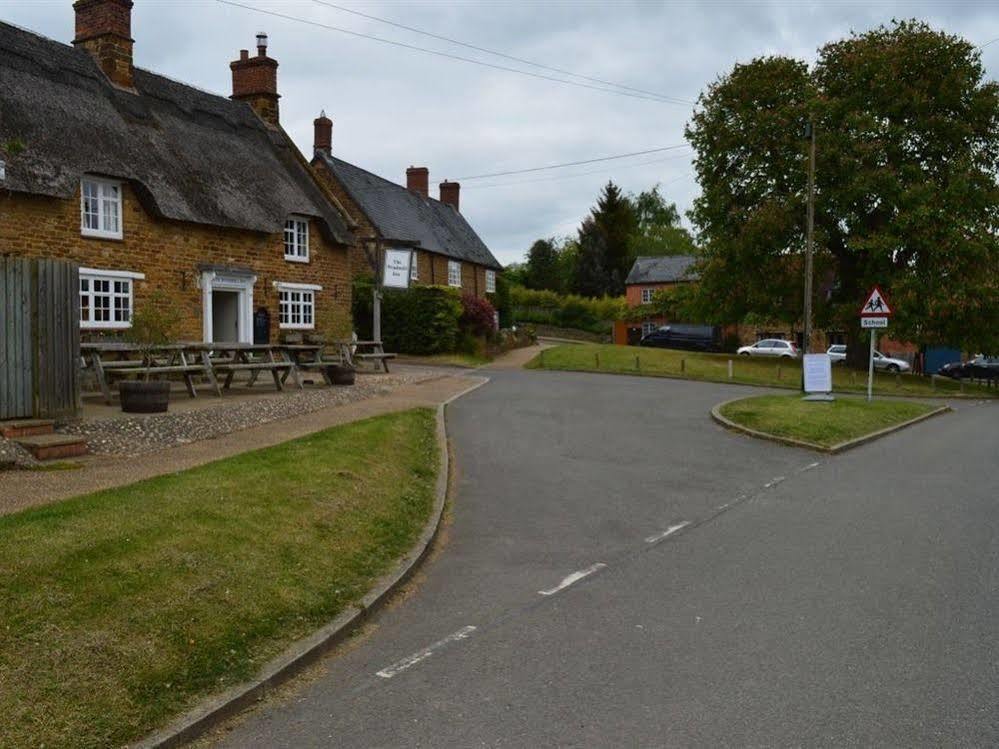 The Windmill Inn Badby エクステリア 写真